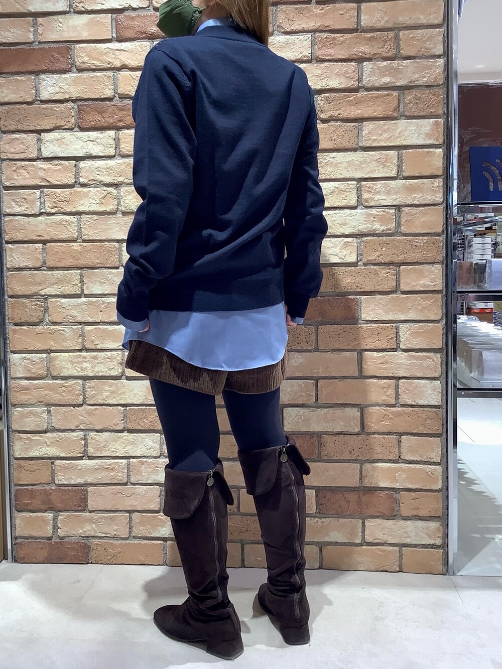 ブルー系のビジネスシャツ、ブルー系のニット/セーターを着用したレディースの冬コーディネートの3枚目の写真