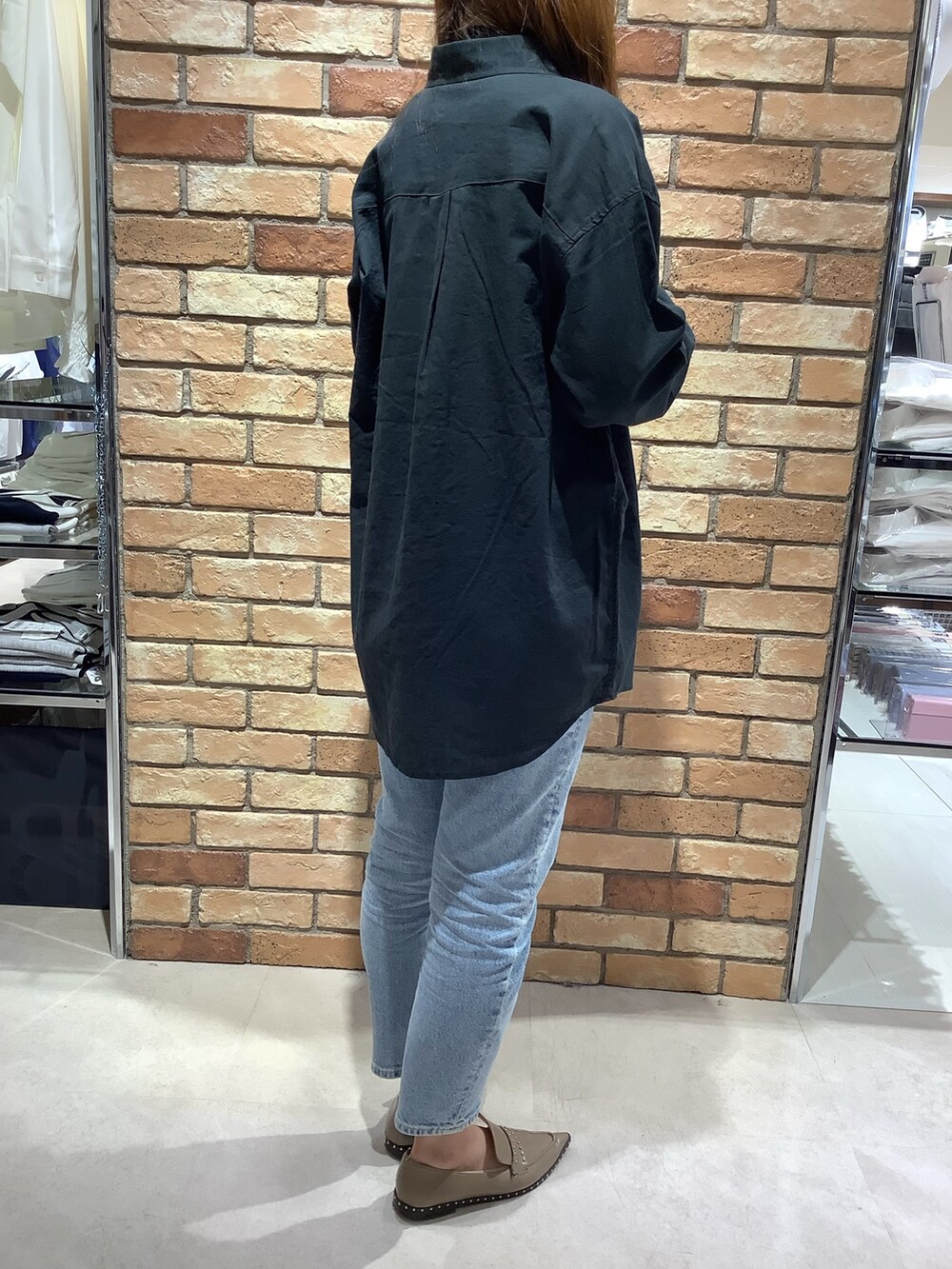 ブラック系のシャツ/ブラウスを着用したレディースの春コーディネートの3枚目の写真