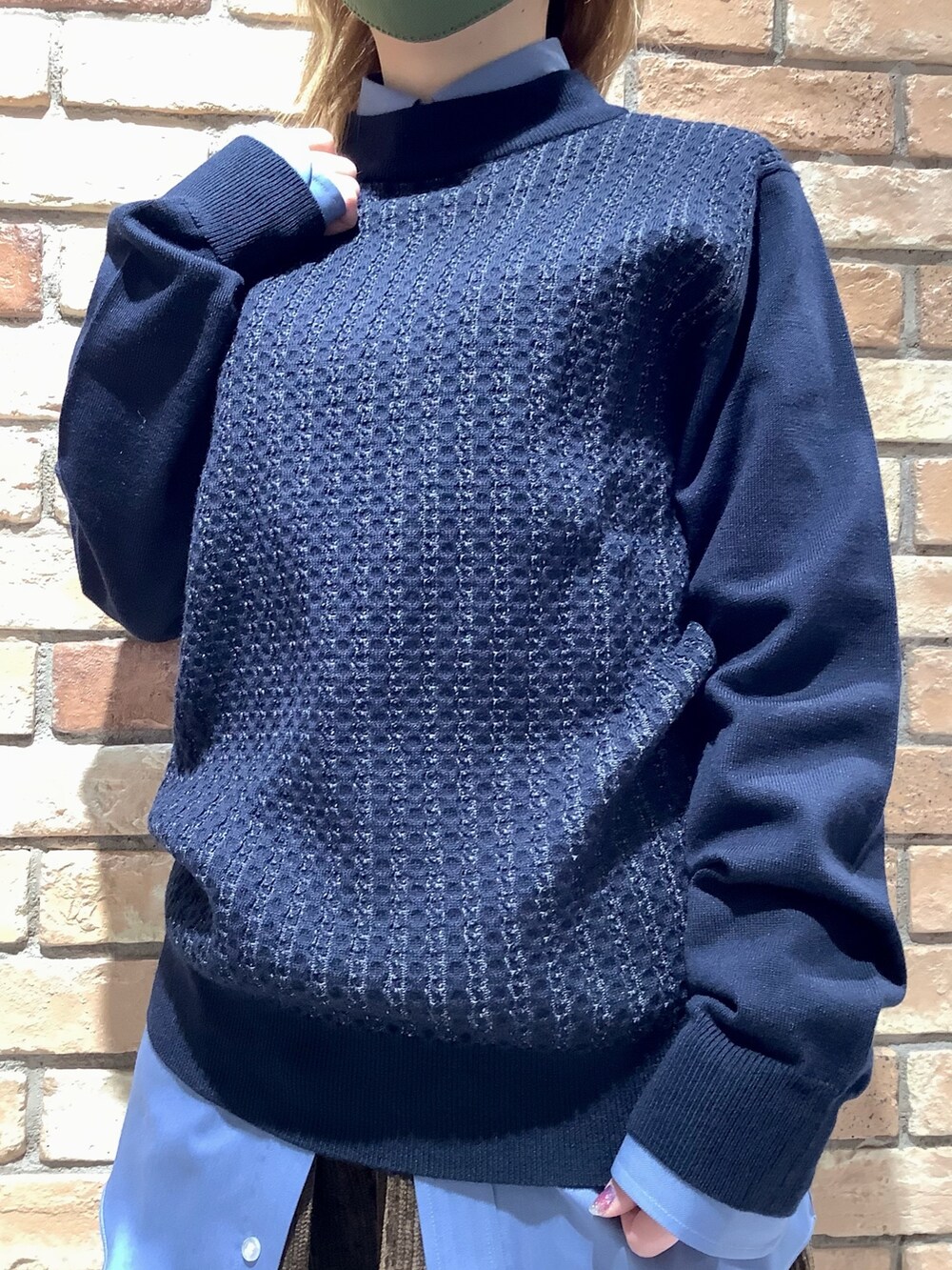 ブルー系のビジネスシャツ、ブルー系のニット/セーターを着用したレディースの冬コーディネートの2枚目の写真