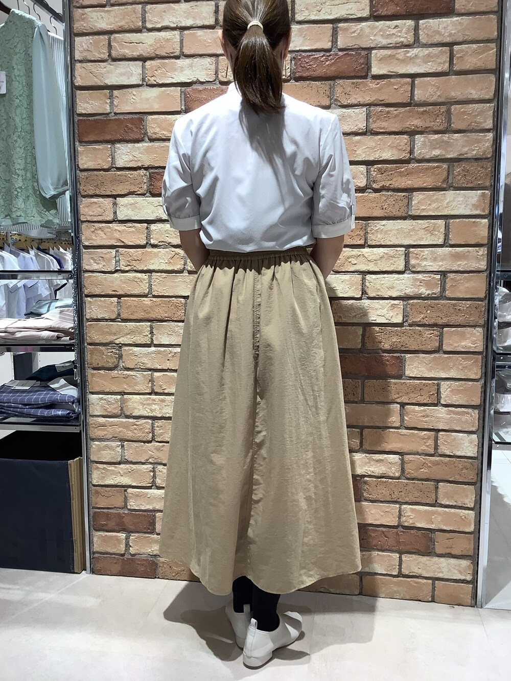 グレー系のビジネスシャツを着用したレディースの夏コーディネートの3枚目の写真