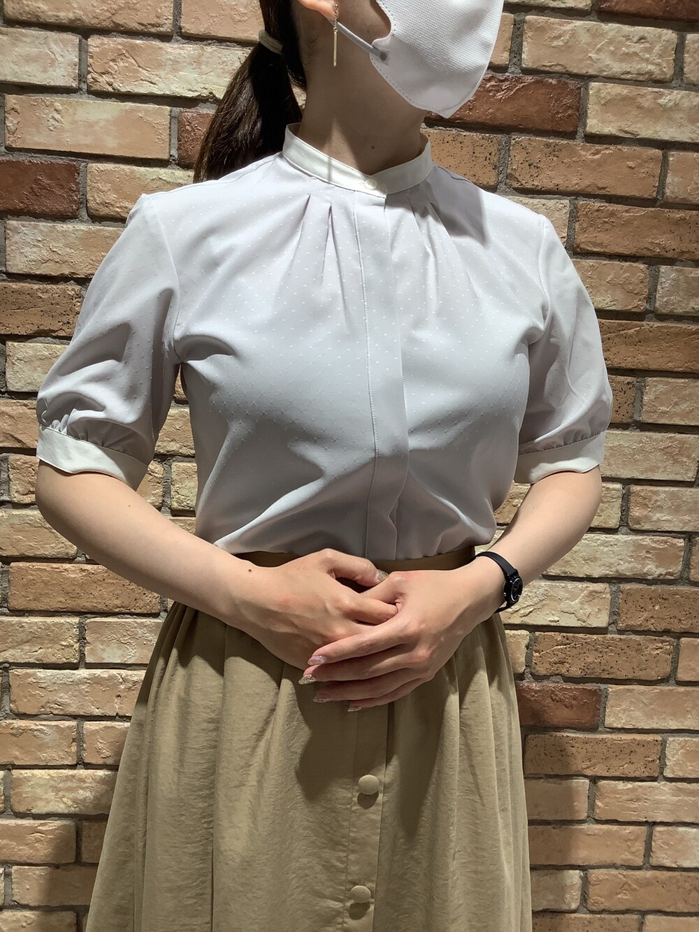 グレー系のビジネスシャツを着用したレディースの夏コーディネートの2枚目の写真