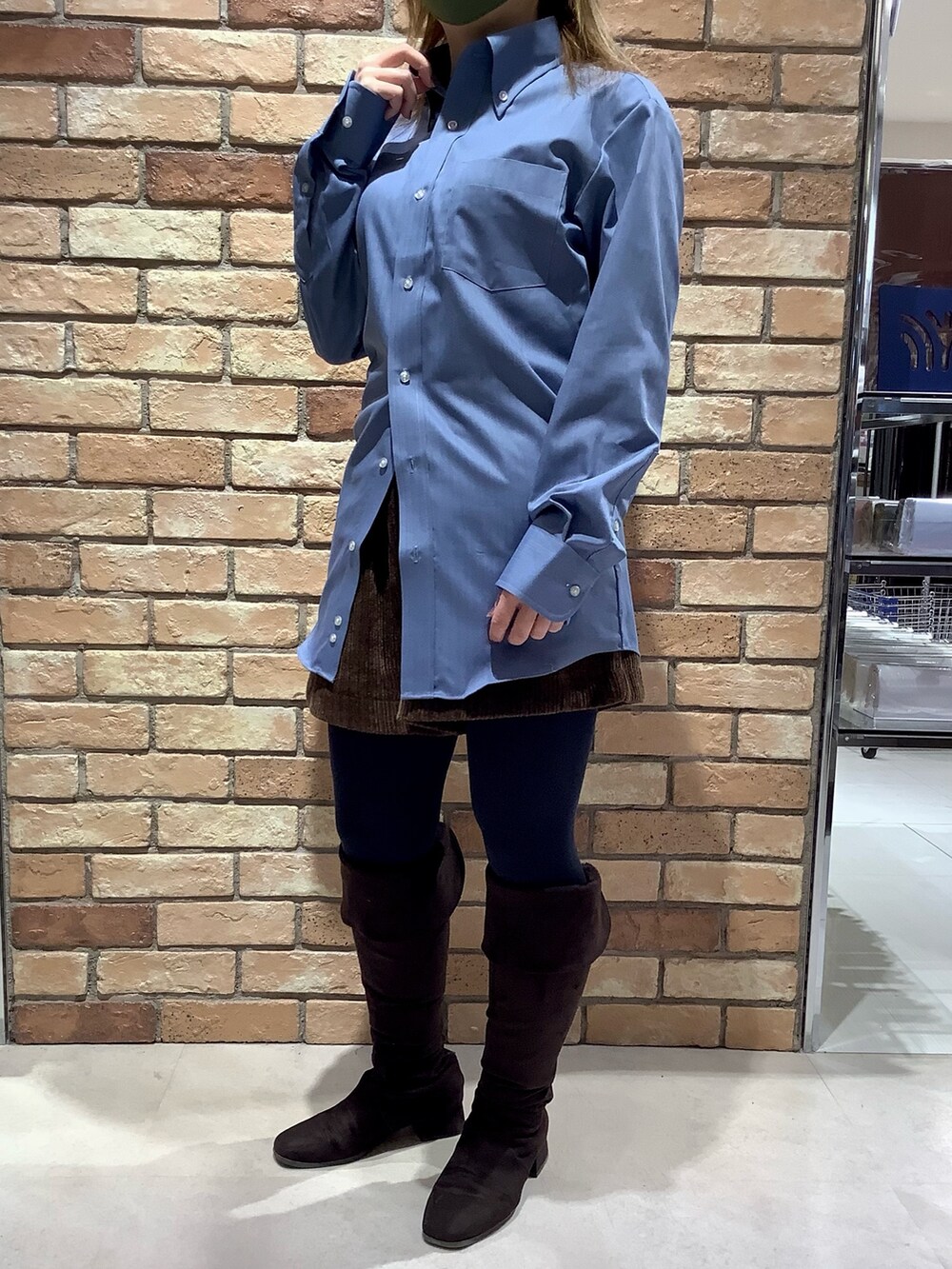 ブルー系のビジネスシャツ、ブルー系のニット/セーターを着用したレディースの冬コーディネートの4枚目の写真