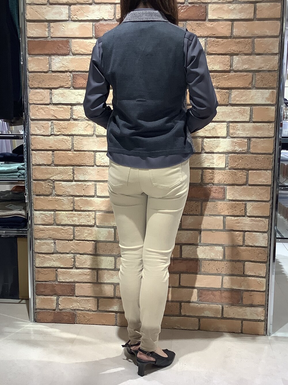 グレー系のベスト、グレー系のビジネスシャツを着用したレディースの秋コーディネートの3枚目の写真