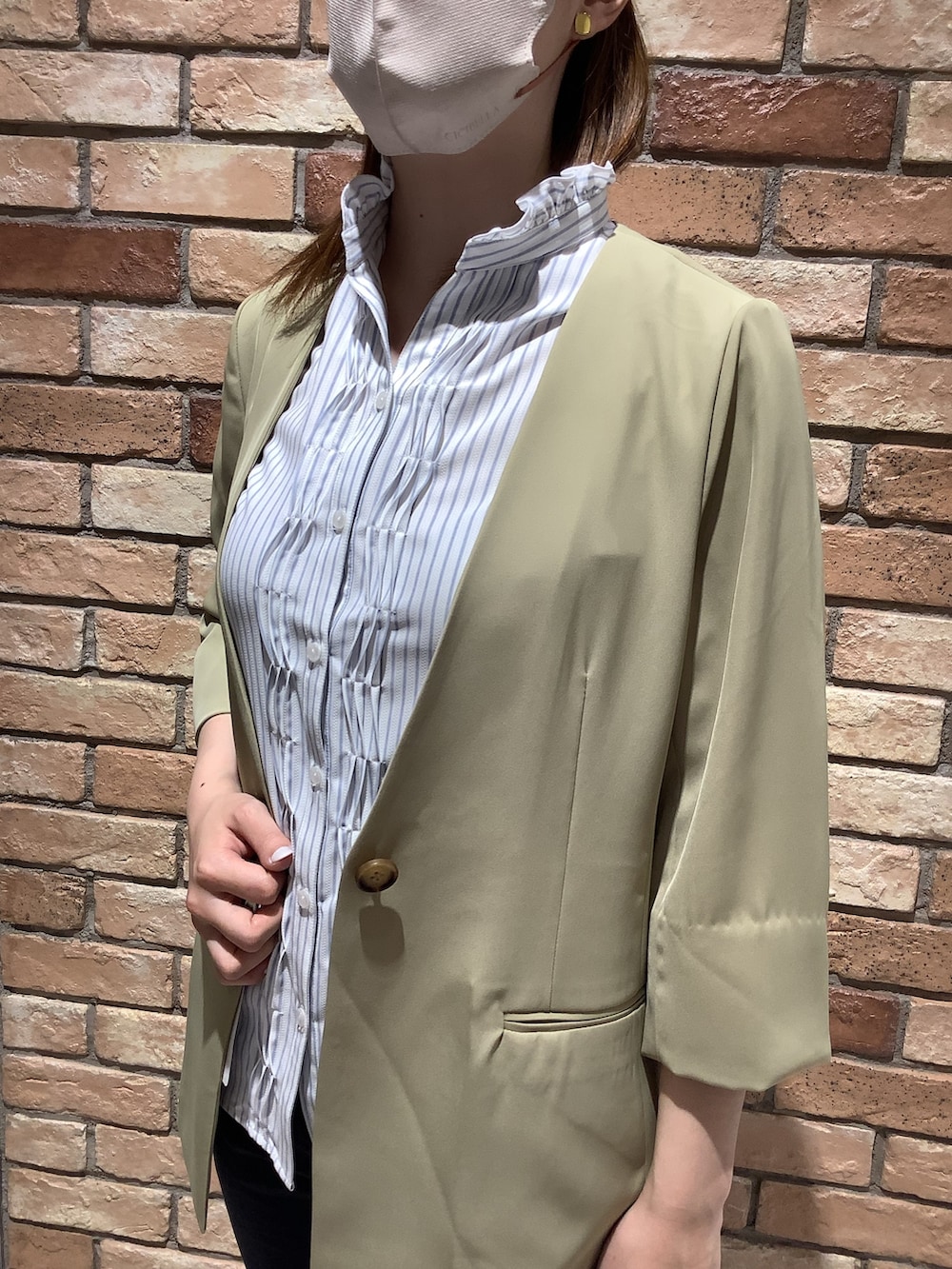 ブルー系のビジネスシャツを着用したレディースの春コーディネートの4枚目の写真