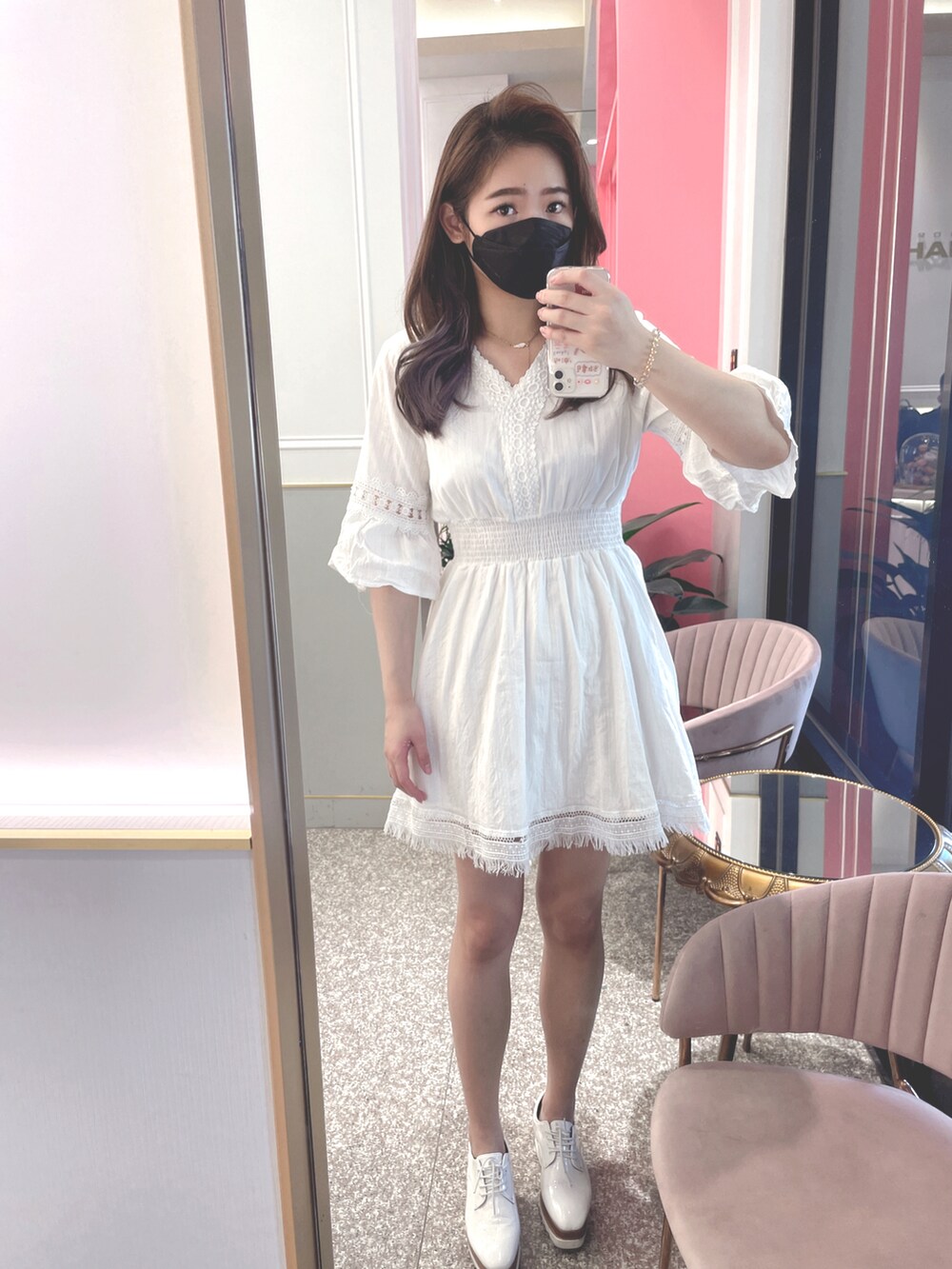 ホワイト系のワンピース/ドレスを着用したレディースの夏コーディネートの2枚目の写真