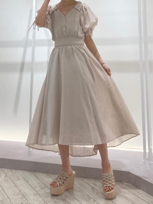 ベージュ系のワンピースを着用したレディースの夏コーディネートの2枚目の写真