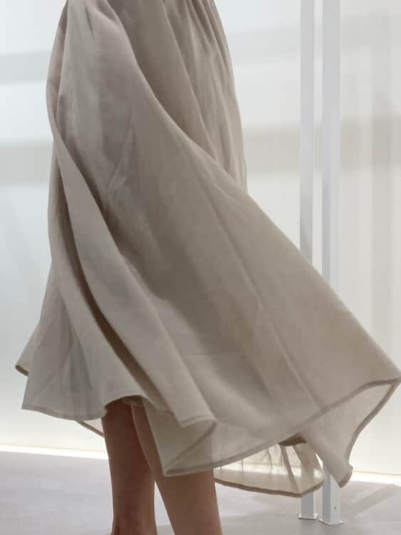 ベージュ系のワンピースを着用したレディースの夏コーディネートの4枚目の写真