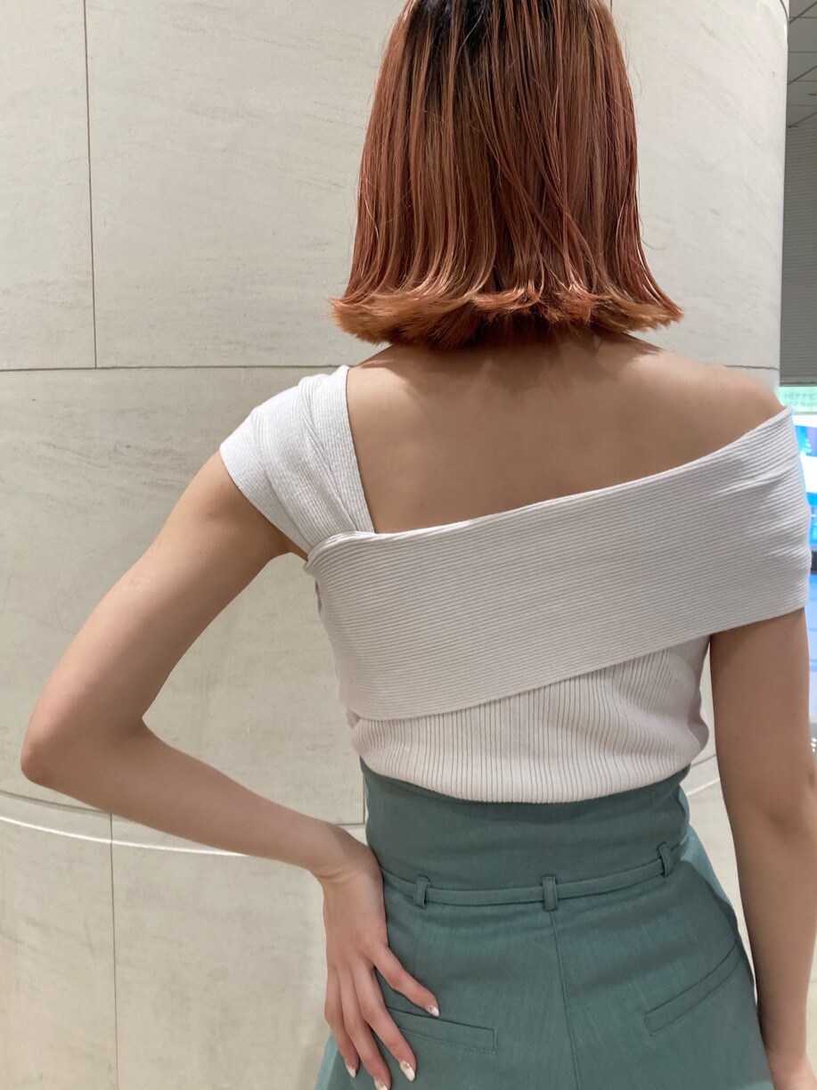 ブラウン系のサンダル、グリーン系のその他パンツ、ホワイト系のニット/セーターを着用したレディースの春コーディネートの4枚目の写真