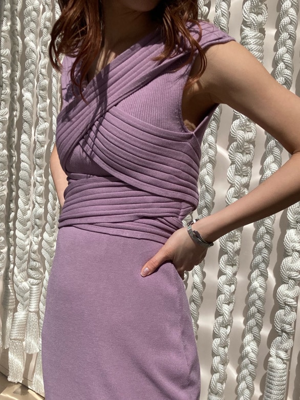 パープル系のワンピースを着用したレディースの春コーディネートの2枚目の写真