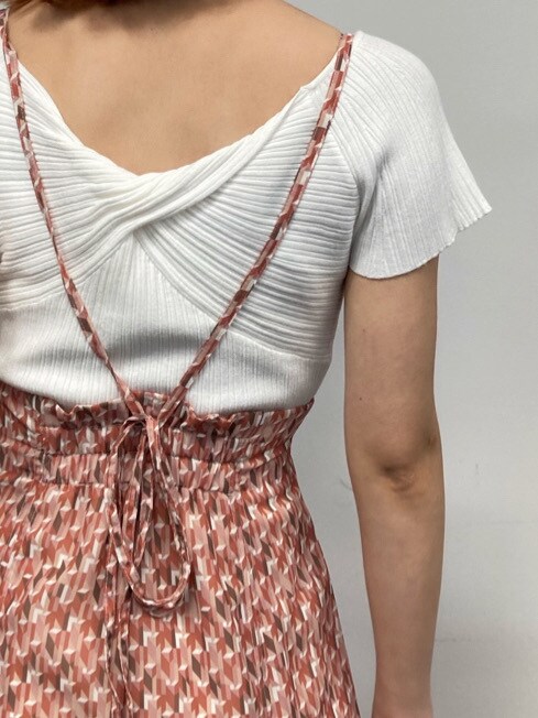 ブラウン系のサンダル、オレンジ系のその他パンツ、ホワイト系のニット/セーターを着用したレディースの春コーディネートの7枚目の写真