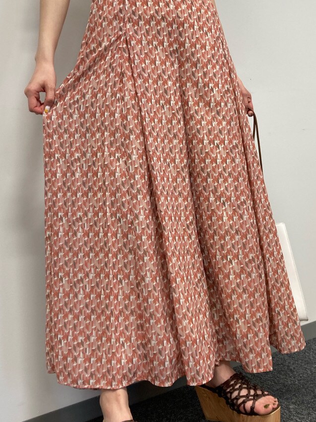 ブラウン系のサンダル、オレンジ系のその他パンツ、ホワイト系のニット/セーターを着用したレディースの春コーディネートの6枚目の写真