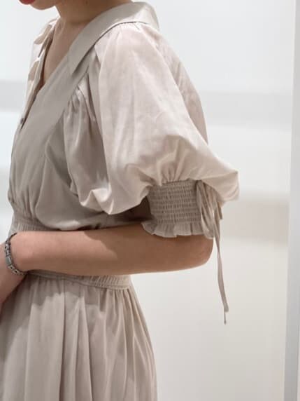 ベージュ系のワンピースを着用したレディースの夏コーディネートの5枚目の写真