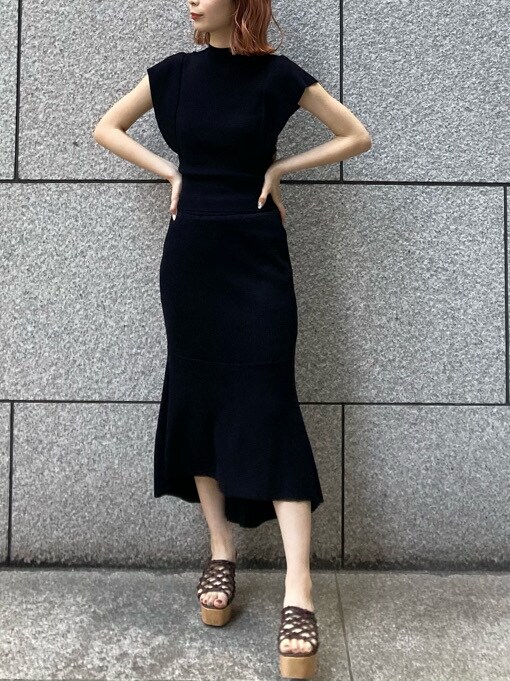 ブラック系のワンピース、ブラウン系のサンダルを着用したレディースの春コーディネートの2枚目の写真