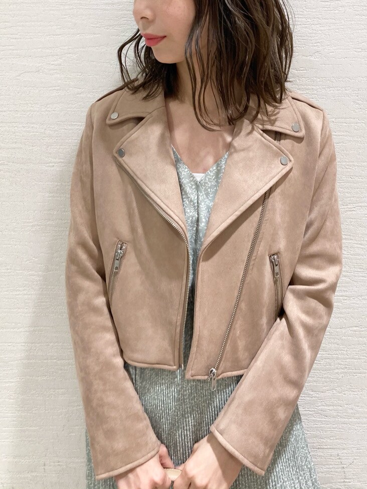 グリーン系のワンピースを着用したレディースの冬コーディネートの2枚目の写真