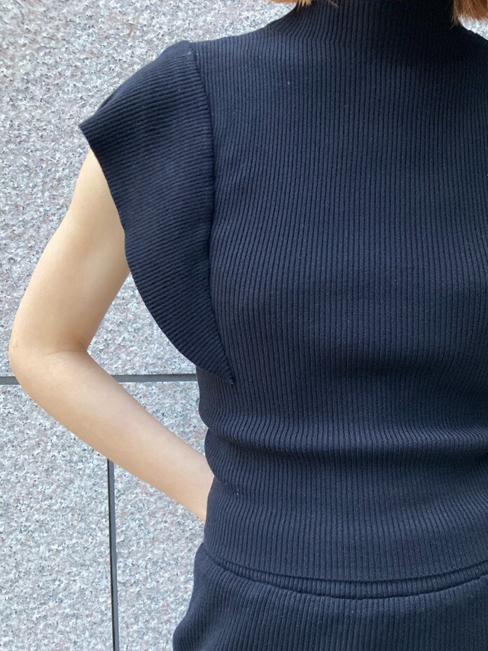 ブラック系のワンピース、ブラウン系のサンダルを着用したレディースの春コーディネートの5枚目の写真