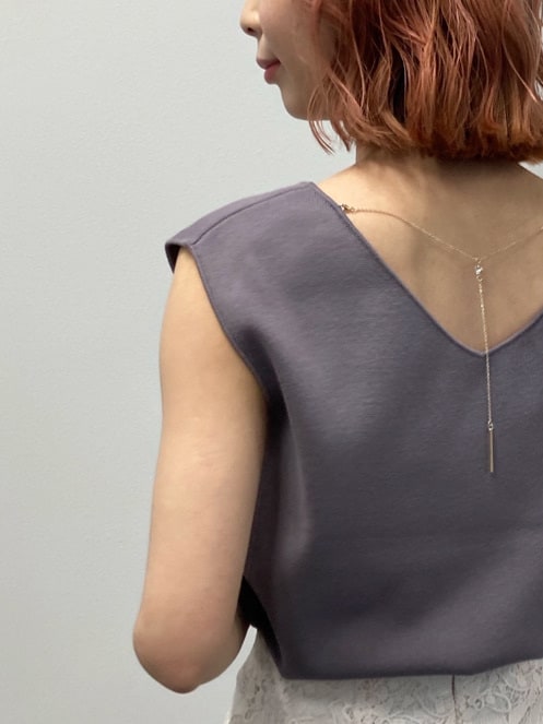 ホワイト系のスカート、ブラウン系のニット/セーター、ベージュ系のサンダルを着用したレディースの春コーディネートの3枚目の写真