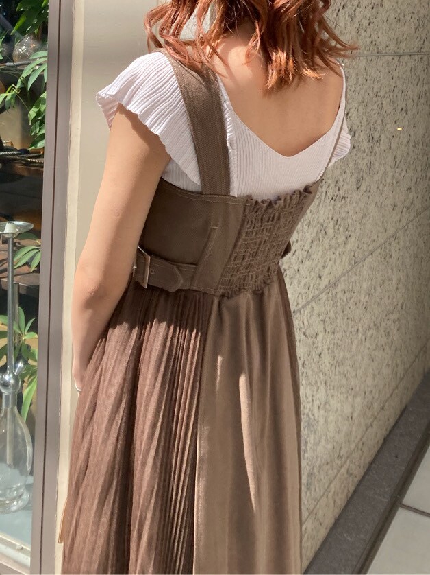 ブラウン系のワンピース、ホワイト系のニット/セーターを着用したレディースの春コーディネートの3枚目の写真