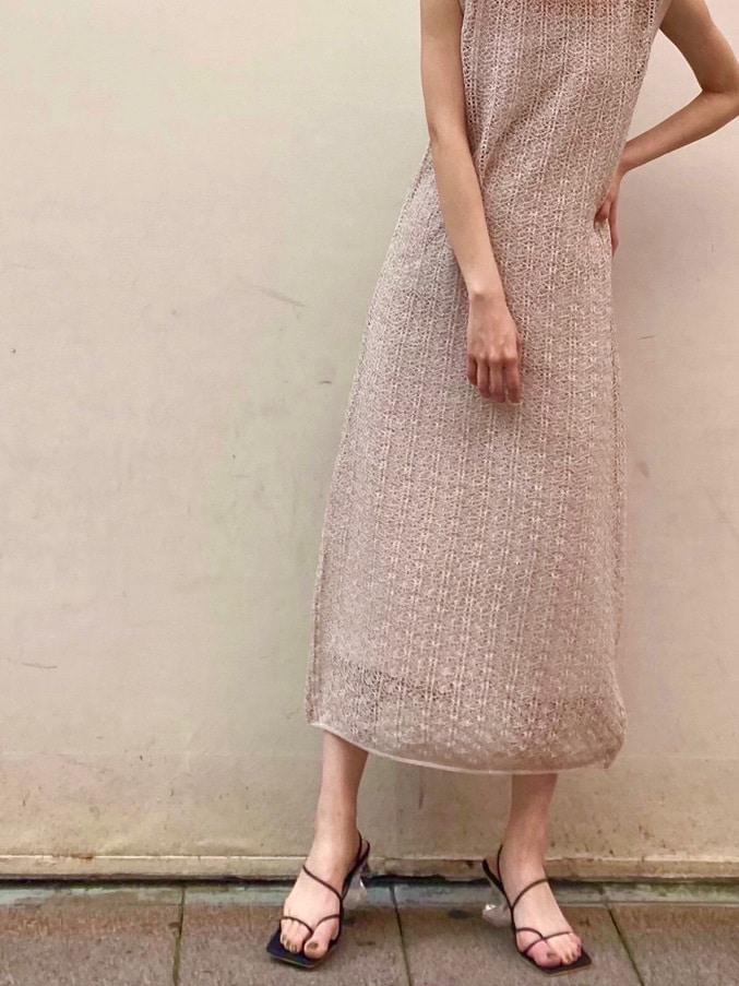 ベージュ系のワンピースを着用したレディースの春コーディネートの2枚目の写真