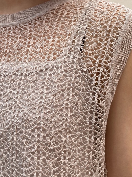 ベージュ系のワンピースを着用したレディースの春コーディネートの7枚目の写真