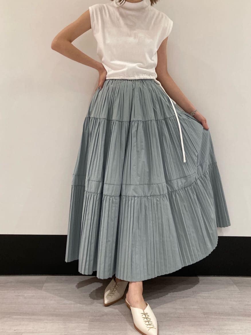 ブルー系のスカート、ホワイト系のサンダル、ホワイト系のTシャツ/カットソーを着用したレディースの夏コーディネートの3枚目の写真