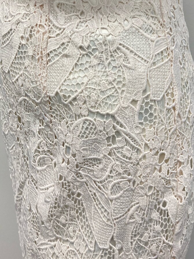 ホワイト系のスカート、ブラウン系のニット/セーター、ベージュ系のサンダルを着用したレディースの春コーディネートの7枚目の写真