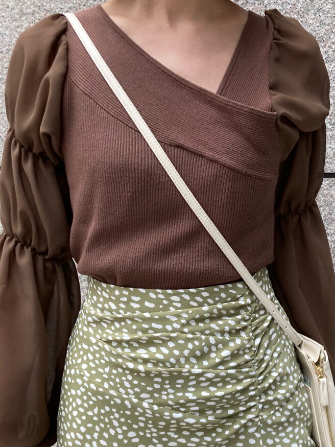 グリーン系のスカート、ブラック系のローファー、ブラウン系のニット/セーターを着用したレディースの春コーディネートの4枚目の写真