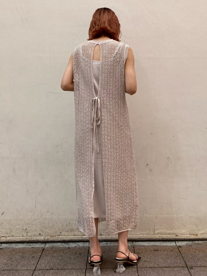 ベージュ系のワンピースを着用したレディースの春コーディネートの4枚目の写真