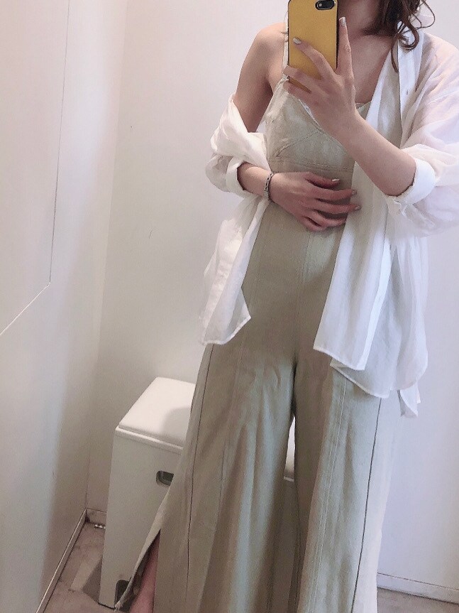 ホワイト系のつなぎ/オールインワン、ホワイト系のシャツ/ブラウス、グリーン系のサンダルを着用したレディースの春コーディネートの2枚目の写真