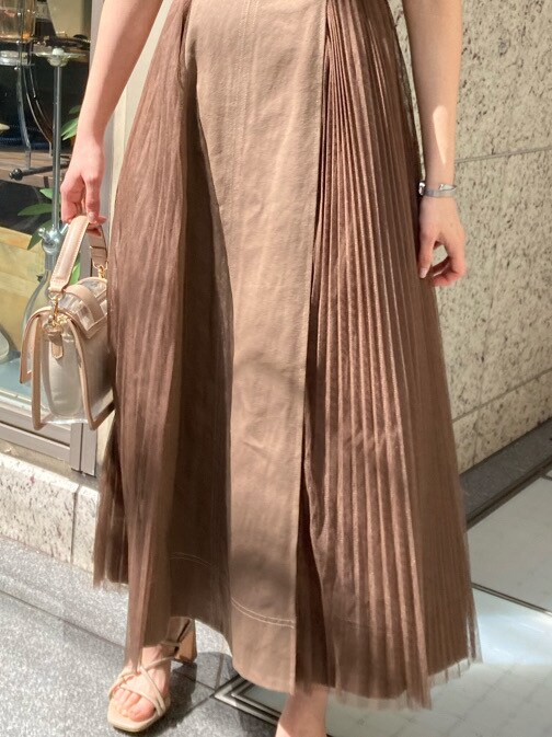 ブラウン系のワンピース、ホワイト系のニット/セーターを着用したレディースの春コーディネートの6枚目の写真