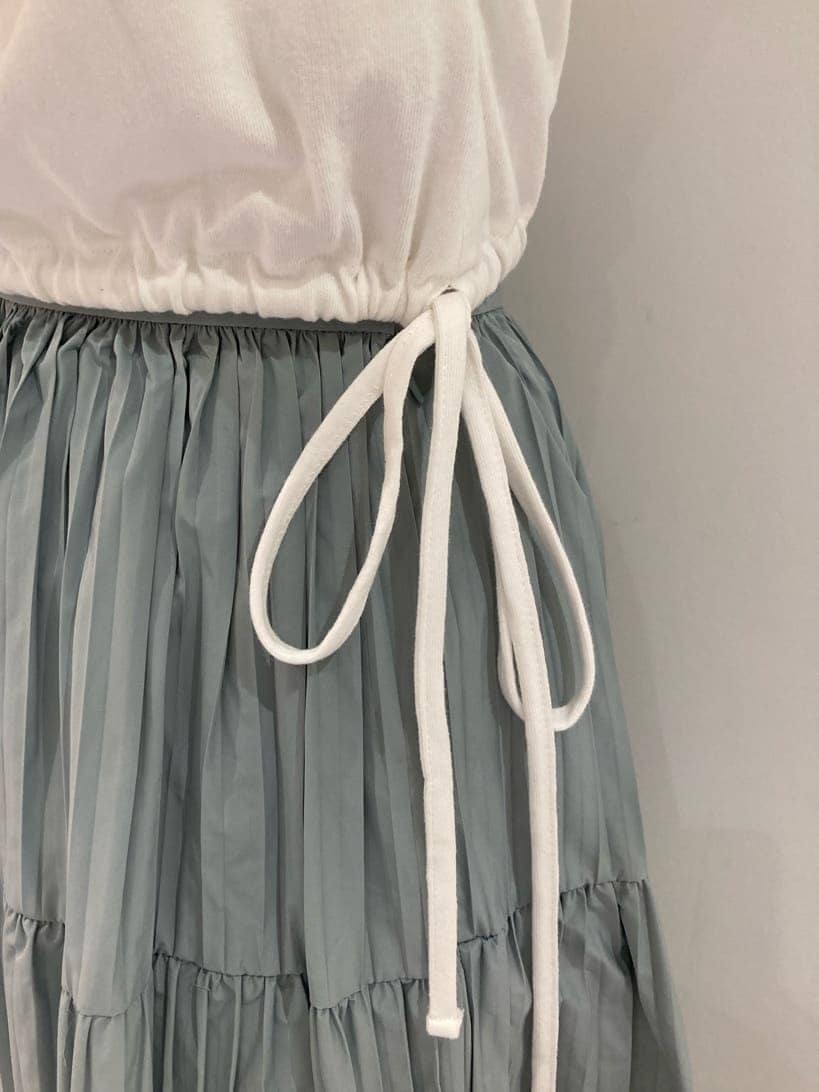 ブルー系のスカート、ホワイト系のサンダル、ホワイト系のTシャツ/カットソーを着用したレディースの夏コーディネートの4枚目の写真