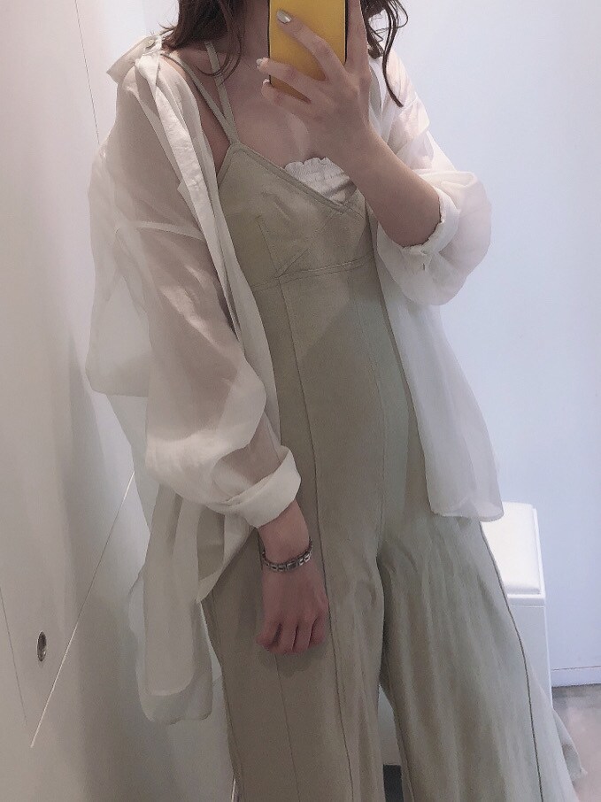 ホワイト系のつなぎ/オールインワン、ホワイト系のシャツ/ブラウス、グリーン系のサンダルを着用したレディースの春コーディネートの3枚目の写真