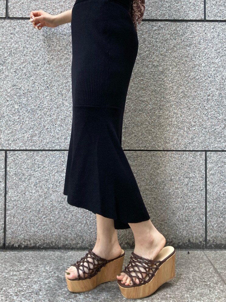 ブラック系のワンピース、ブラウン系のサンダルを着用したレディースの春コーディネートの4枚目の写真