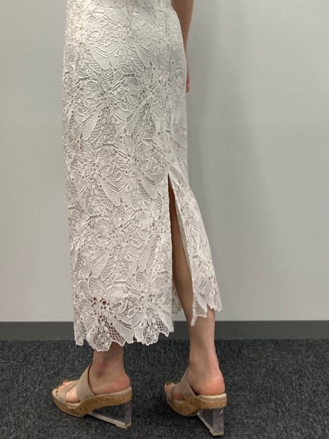 ホワイト系のスカート、ブラウン系のニット/セーター、ベージュ系のサンダルを着用したレディースの春コーディネートの5枚目の写真