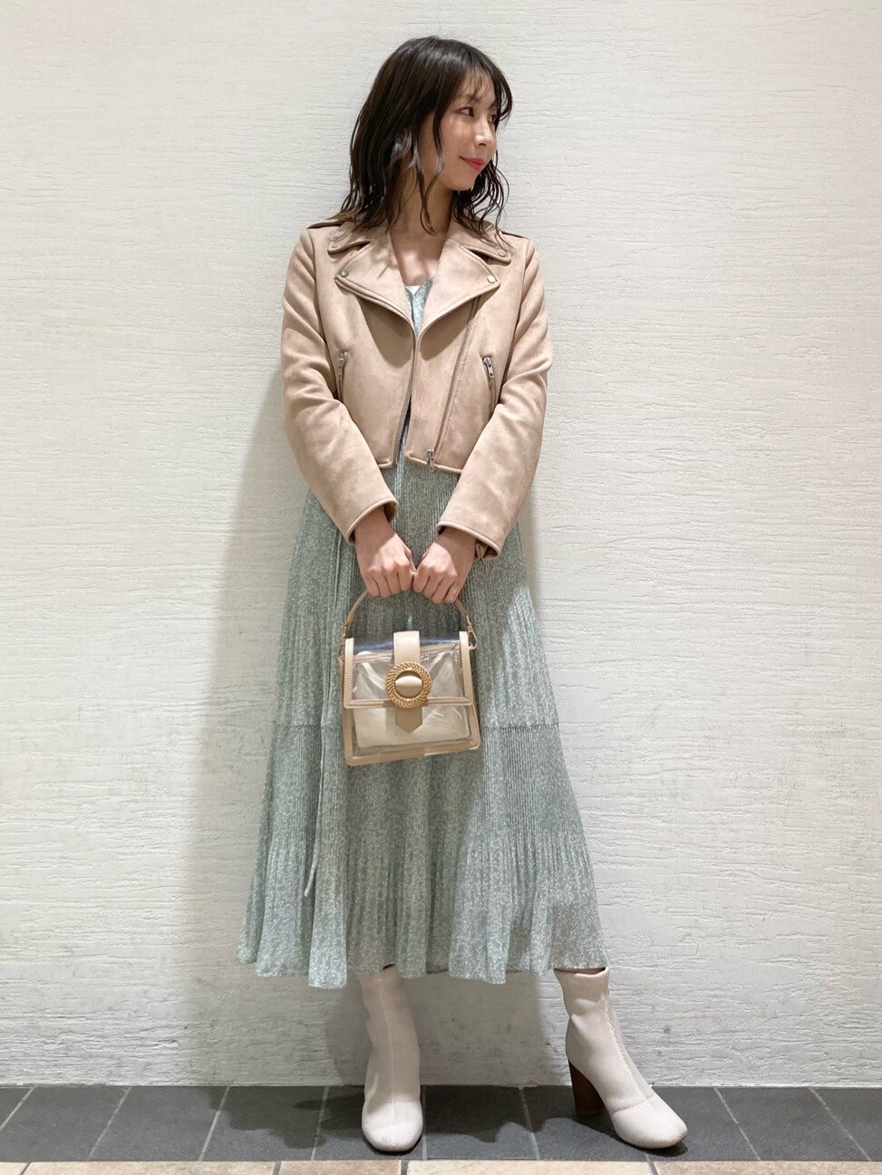 グリーン系のワンピースを着用したレディースの冬コーディネートの3枚目の写真