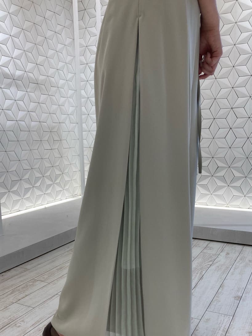 グリーン系のワンピースを着用したレディースの夏コーディネートの4枚目の写真