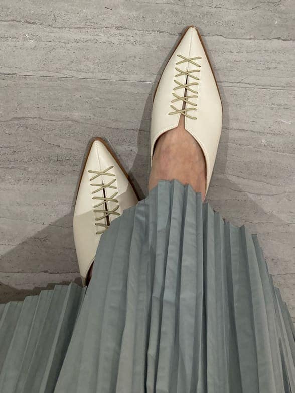 ブルー系のスカート、ホワイト系のサンダル、ホワイト系のTシャツ/カットソーを着用したレディースの夏コーディネートの5枚目の写真