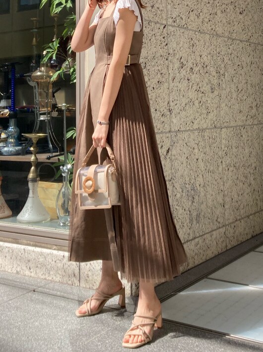 ブラウン系のワンピース、ホワイト系のニット/セーターを着用したレディースの春コーディネートの5枚目の写真