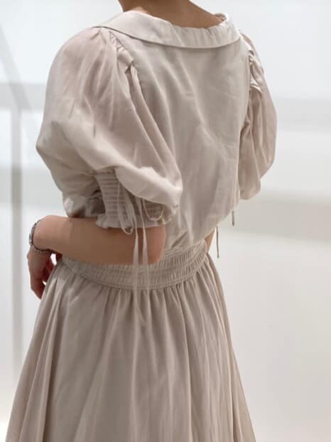 ベージュ系のワンピースを着用したレディースの夏コーディネートの3枚目の写真