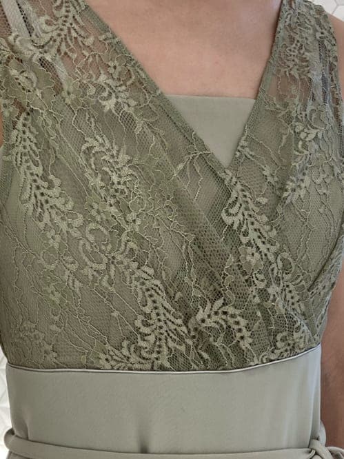 グリーン系のワンピースを着用したレディースの夏コーディネートの3枚目の写真