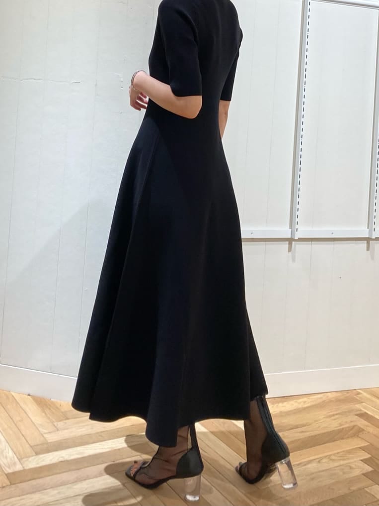 ブラック系のワンピース、ブラック系のその他シューズを着用したレディースの夏コーディネートの2枚目の写真