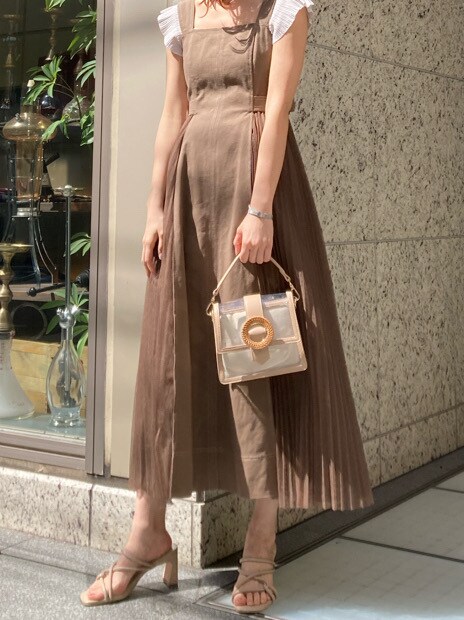 ブラウン系のワンピース、ホワイト系のニット/セーターを着用したレディースの春コーディネートの4枚目の写真