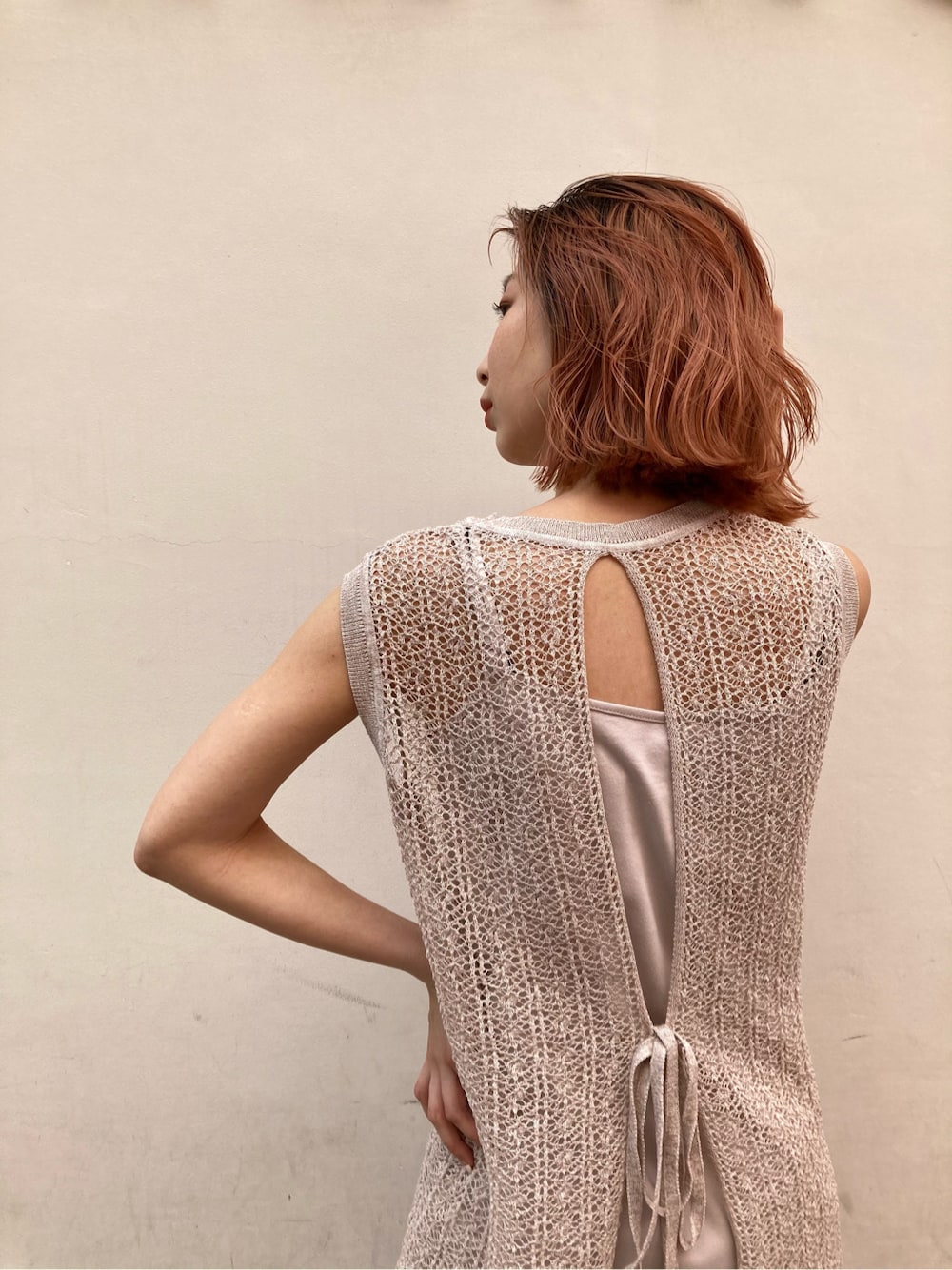 ベージュ系のワンピースを着用したレディースの春コーディネートの3枚目の写真