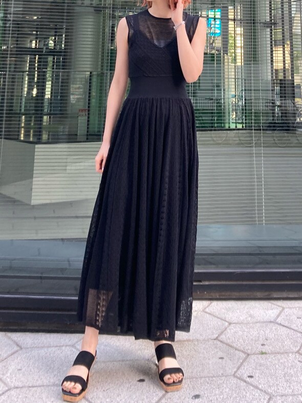 ブラック系のワンピース、ブラック系のサンダルを着用したレディースの春コーディネートの4枚目の写真