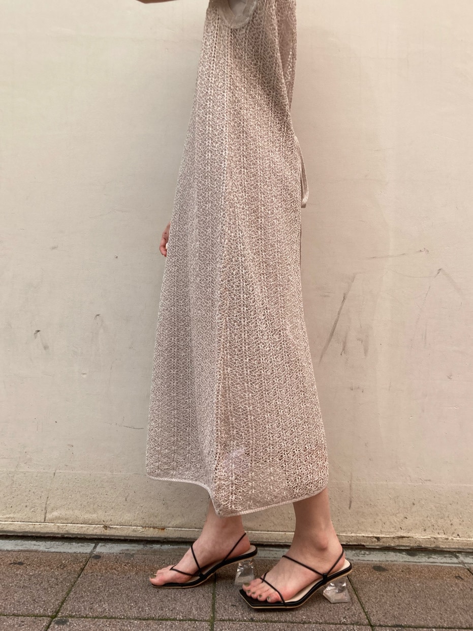 ベージュ系のワンピースを着用したレディースの春コーディネートの6枚目の写真