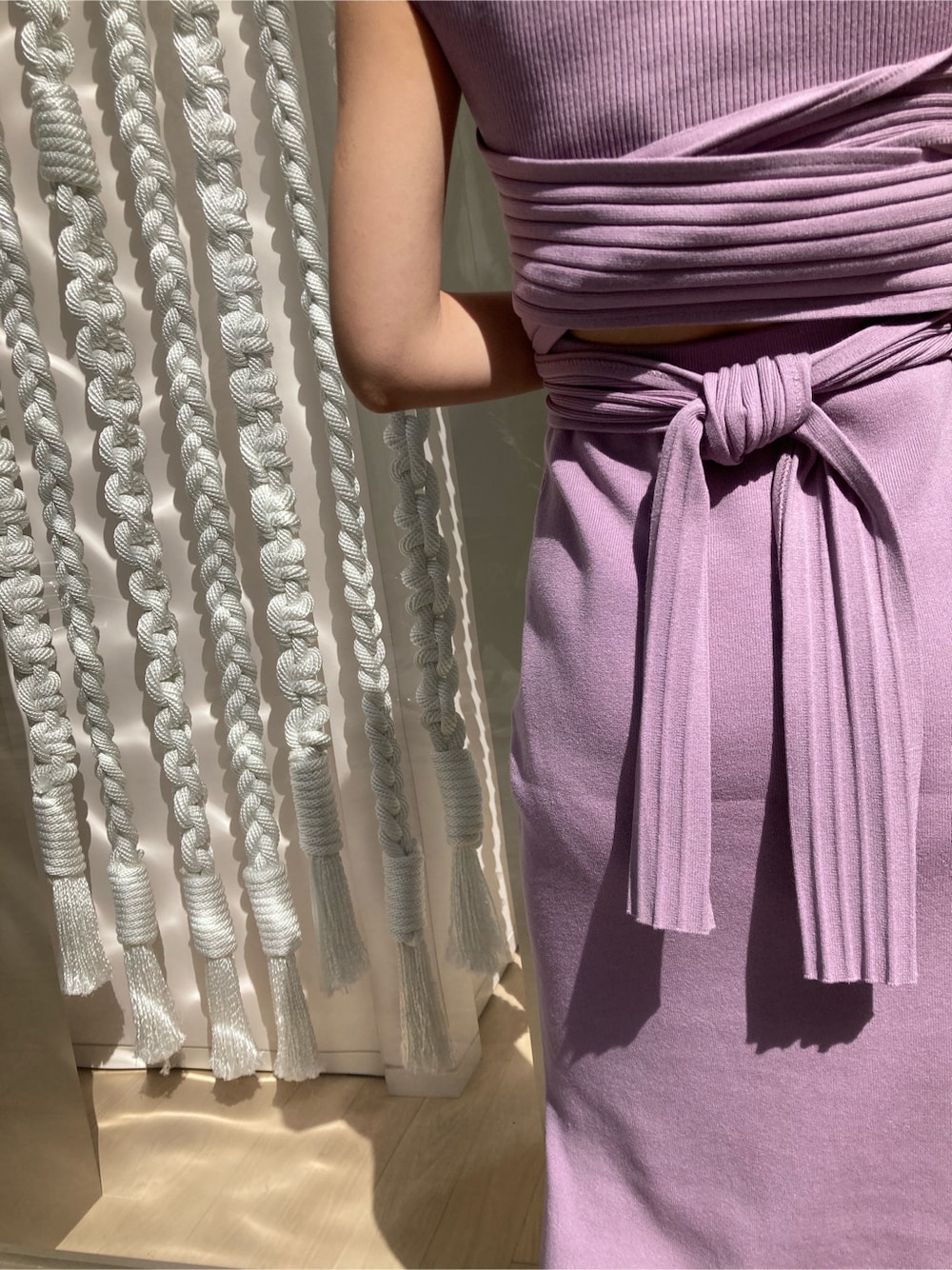 パープル系のワンピースを着用したレディースの春コーディネートの4枚目の写真