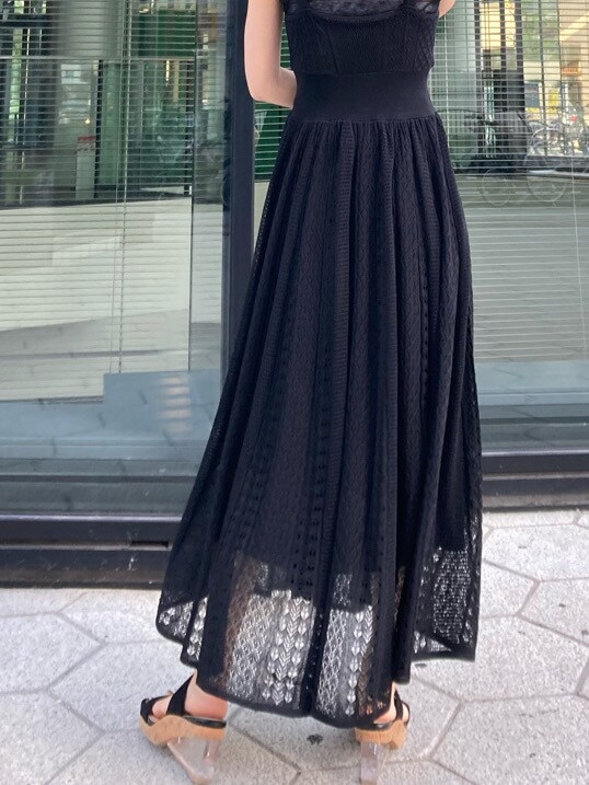 ブラック系のワンピース、ブラック系のサンダルを着用したレディースの春コーディネートの3枚目の写真