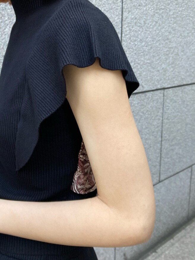 ブラック系のワンピース、ブラウン系のサンダルを着用したレディースの春コーディネートの3枚目の写真