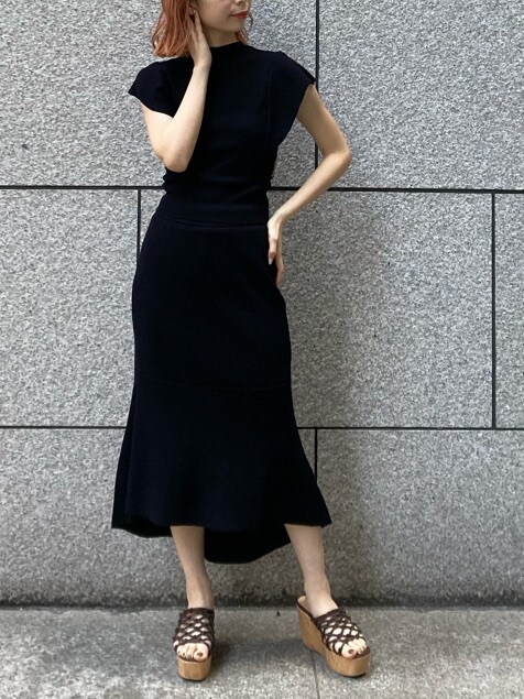 ブラック系のワンピース、ブラウン系のサンダルを着用したレディースの春コーディネートの6枚目の写真