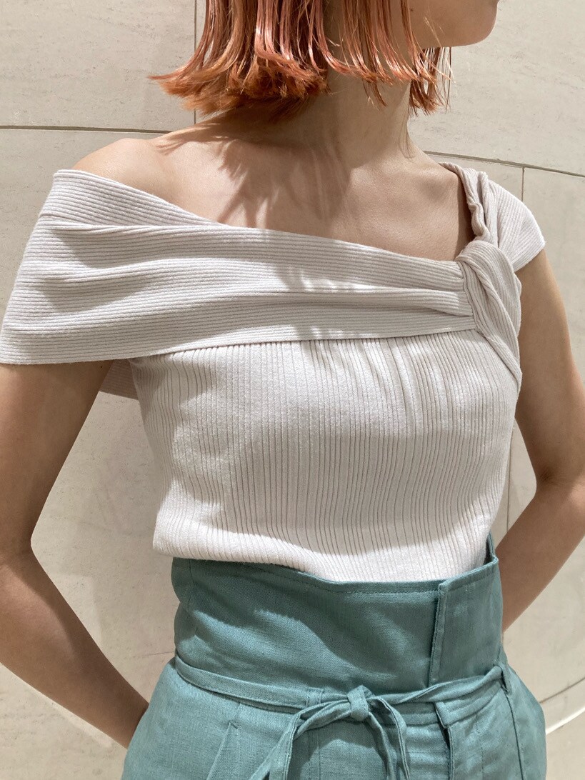 ブラウン系のサンダル、グリーン系のその他パンツ、ホワイト系のニット/セーターを着用したレディースの春コーディネートの2枚目の写真