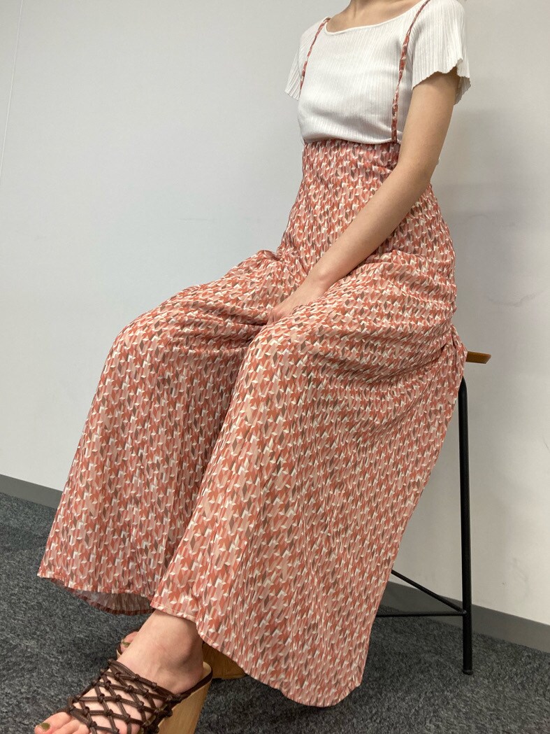 ブラウン系のサンダル、オレンジ系のその他パンツ、ホワイト系のニット/セーターを着用したレディースの春コーディネートの3枚目の写真